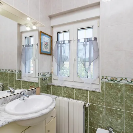 Casa Entre Mar Y Montaña Centro De Cantabria, Terraza, Ajardinada, Amplia Y Luminosa, Hasta 10 Personas *