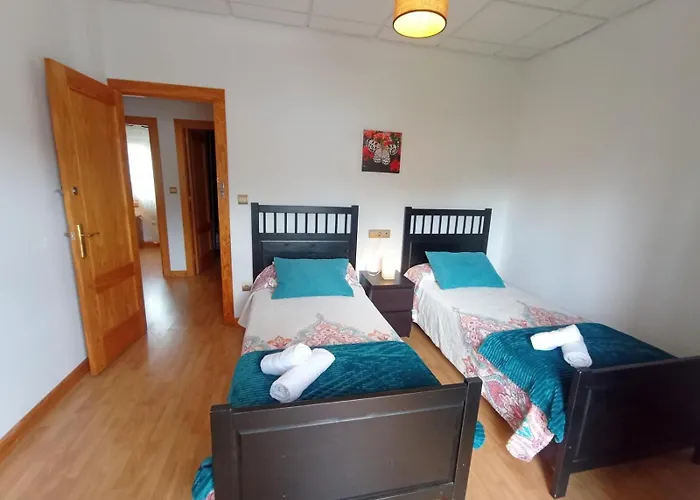 Casa Entre Mar Y Montaña Centro De Cantabria, Terraza, Ajardinada, Amplia Y Luminosa, Hasta 10 Personas